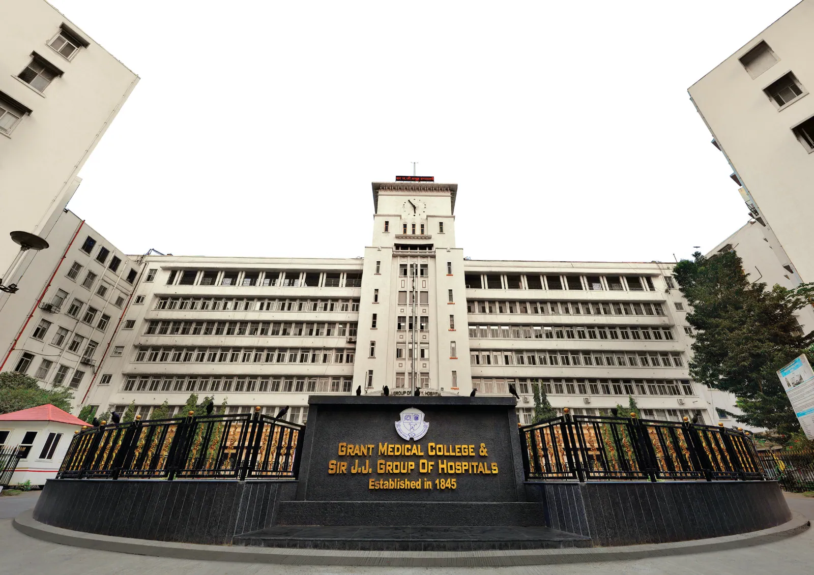 The main building of Sir JJ Hospital, with the college gate in front